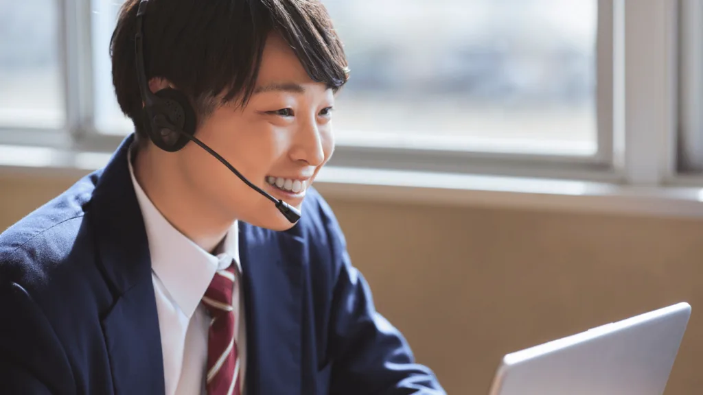 Both the customer and customer service rep smiling during a conversation