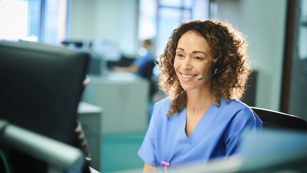 Customer service agent assisting a healthcare facility during a teleconsultation