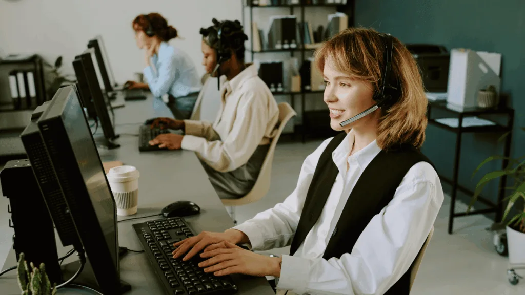 Live chat e-commerce being implemented by customer support team