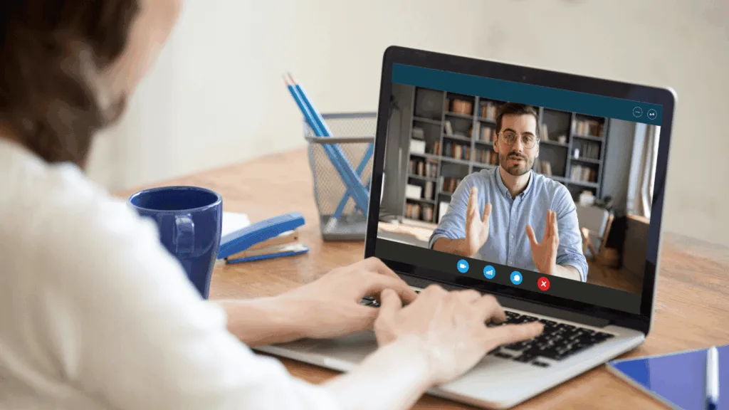 Customer experience agent having a one-on-obe call with a customer, delivering personalized experiences